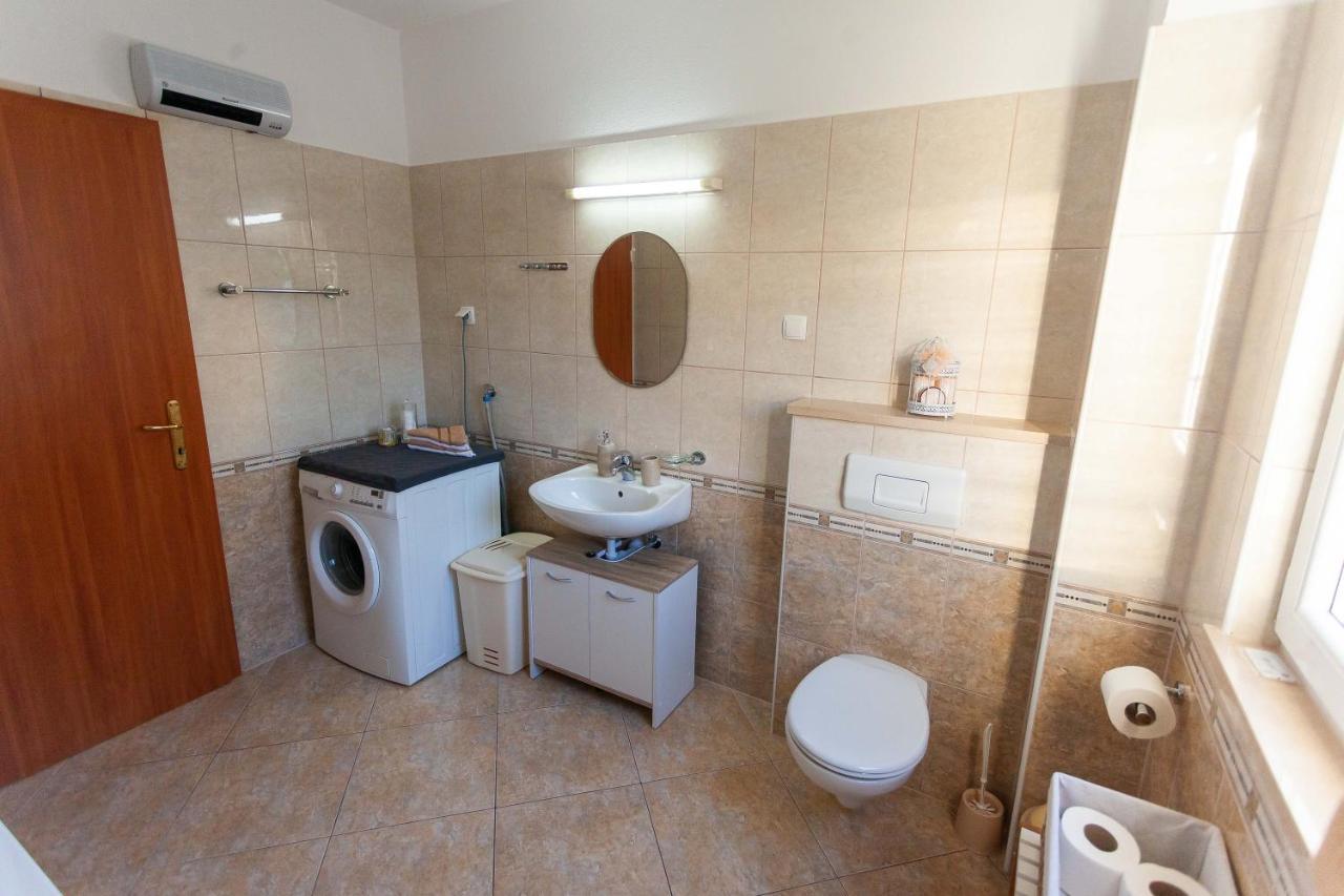 Apartment Jerry With Private Pool Milna  Exterior foto